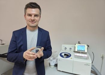 Samoregenerujące się powłoki z&nbsp;Politechniki Rzeszowskiej. Prof.&nbsp;Maciej Kisiel pracuje nad&nbsp;nowoczesnymi witrymerami epoksydowymi