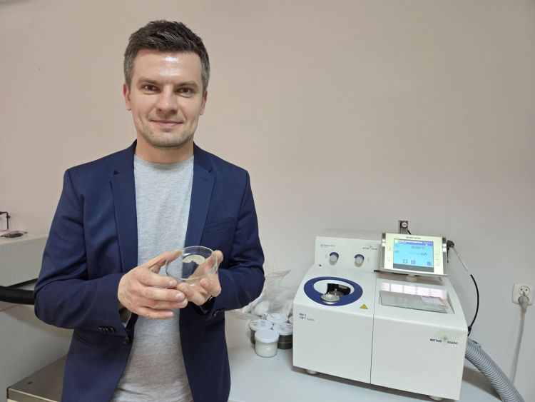 Samoregenerujące się powłoki z&nbsp;Politechniki Rzeszowskiej. Prof.&nbsp;Maciej Kisiel pracuje nad&nbsp;nowoczesnymi witrymerami epoksydowymi