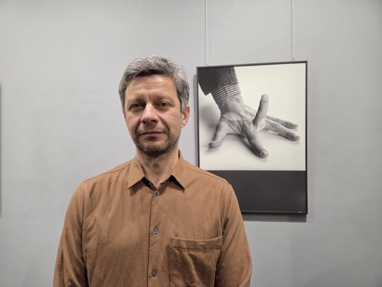 Fotograficzne „Przegięcia” Jerzego Dobrzańskiego – o&nbsp;kondycji mężczyzn we&nbsp;współczesnym świecie