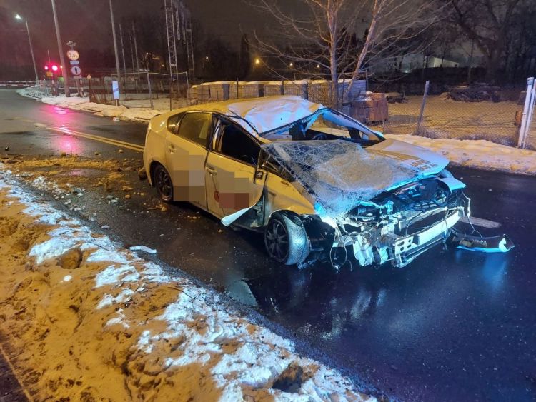 Zignorował rogatki, rozbił auto i&nbsp;uciekł. Policja szybko go&nbsp;namierzyła