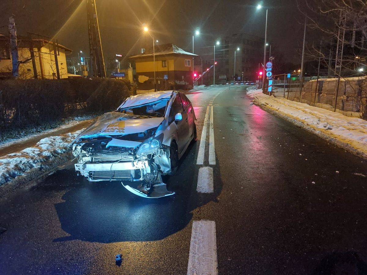 Zignorował rogatki, rozbił auto i uciekł. Policja szybko go namierzyła - Polskie Radio Rzeszów