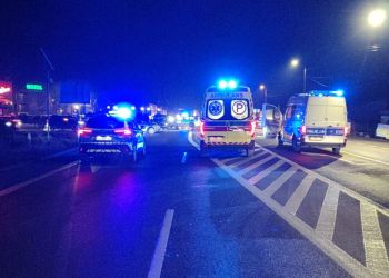 Radiowóz uderzył w&nbsp;osobówkę. Do&nbsp;szpitala trafili policjanci, kierowca i&nbsp;pasażerka