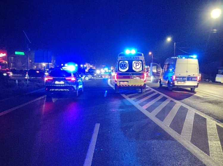 Radiowóz uderzył w&nbsp;osobówkę. Do&nbsp;szpitala trafili policjanci, kierowca i&nbsp;pasażerka