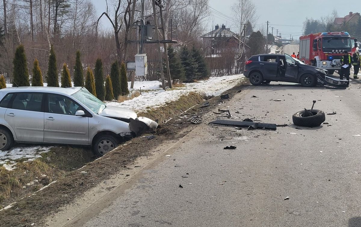 Wypadek w Nowym Borku. Trzy osoby w szpitalu, zablokowana droga - Polskie Radio Rzeszów