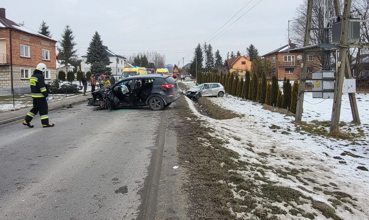 Wypadek w Nowym Borku. Trzy osoby w szpitalu, zablokowana droga - Polskie Radio Rzeszów