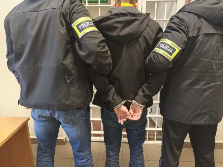 Oszustwo „na wnuczka” w pow. rzeszowskim. 34-latek pełnił rolę „odbieraka”, trafił do aresztu 1 - Polskie Radio Rzeszów Oszustwo „na wnuczka” w pow. rzeszowskim. 34-latek pełnił rolę „odbieraka”, trafił do aresztu