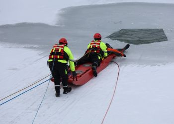 Policyjne ćwiczenia na&nbsp;zamarzniętych stawach w&nbsp;Dębicy