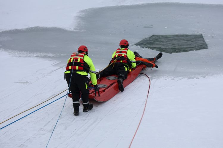Policyjne ćwiczenia na&nbsp;zamarzniętych stawach w&nbsp;Dębicy