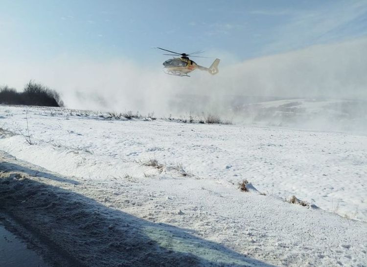 Samochód z niemowlęciem wpadł do rowu. Lądował śmigłowiec LPR 1 - Polskie Radio Rzeszów Samochód z niemowlęciem wpadł do rowu. Lądował śmigłowiec LPR