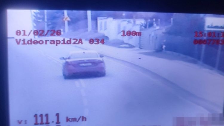 Wyprzedzał na skrzyżowaniu i jechał 111 km/h. Surowa kara dla kierowcy 1 - Polskie Radio Rzeszów Wyprzedzał na skrzyżowaniu i jechał 111 km/h. Surowa kara dla kierowcy