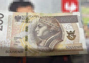 Oszust płacił w sklepach „pamiątkowymi” banknotami 3 - Polskie Radio Rzeszów Oszust płacił w sklepach „pamiątkowymi” banknotami