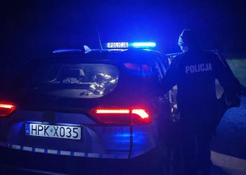 Mróz, a&nbsp;pijany 48-latek śpi na&nbsp;jezdni. Uratowali go&nbsp;policjanci