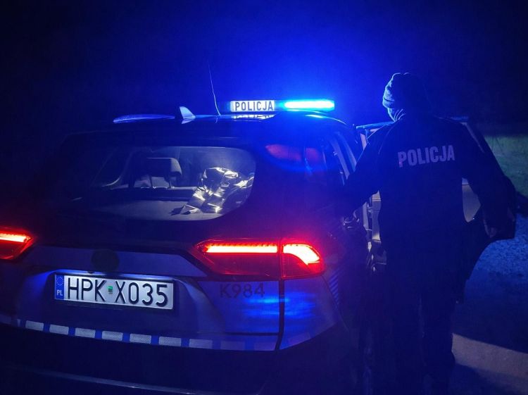 Mróz, a&nbsp;pijany 48-latek śpi na&nbsp;jezdni. Uratowali go&nbsp;policjanci