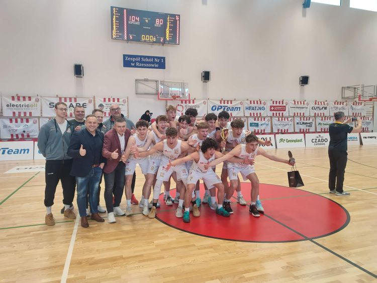 Sukces młodych koszykarzy pempaVita Resovii 1 - Polskie Radio Rzeszów Sukces młodych koszykarzy pempaVita Resovii