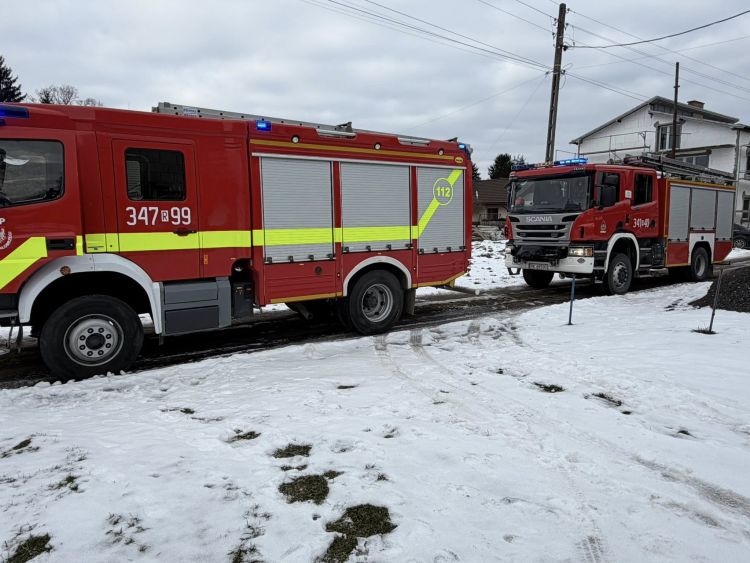 Pożar poddasza w Krośnie. Trwa dogaszanie, trzy osoby ewakuowane 1 - Polskie Radio Rzeszów Pożar poddasza w Krośnie. Trwa dogaszanie, trzy osoby ewakuowane