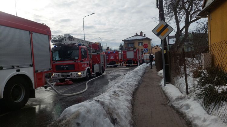Pożar garażu w Lubaczowie. Kilka zastępów straży walczyło z ogniem przez ponad 2,5 godziny 1 - Polskie Radio Rzeszów Pożar garażu w Lubaczowie. Kilka zastępów straży walczyło z ogniem przez ponad 2,5 godziny