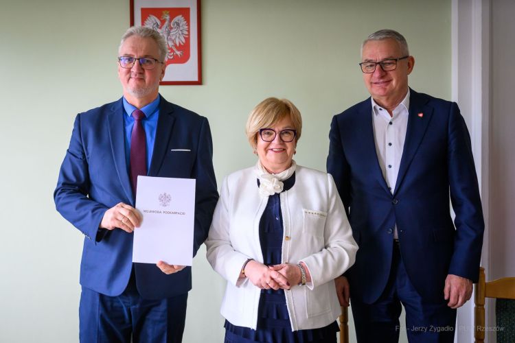 Kolejne wsparcie na&nbsp;transport publiczny na&nbsp;Podkarpaciu. Podpisano umowy na&nbsp;przewozy autobusowe