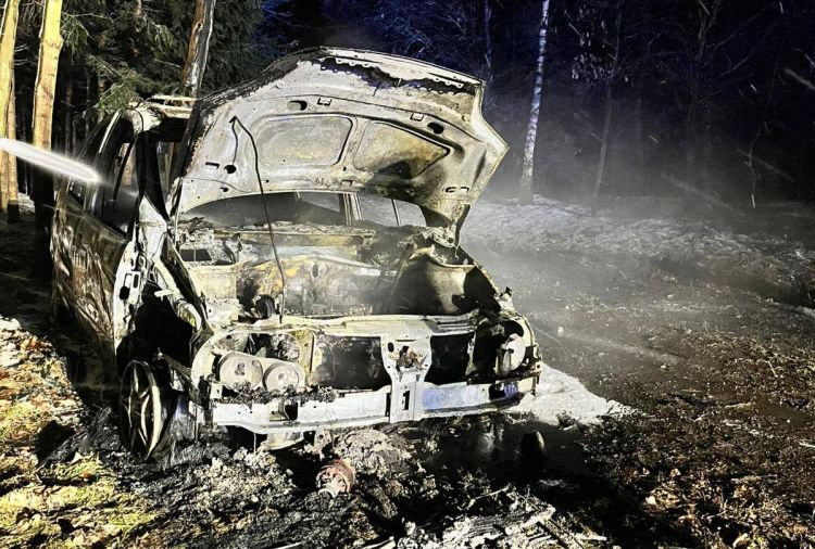 Pożar samochodu w Podborzu, auto doszczętnie spłonęło 1 - Polskie Radio Rzeszów Pożar samochodu w Podborzu, auto doszczętnie spłonęło