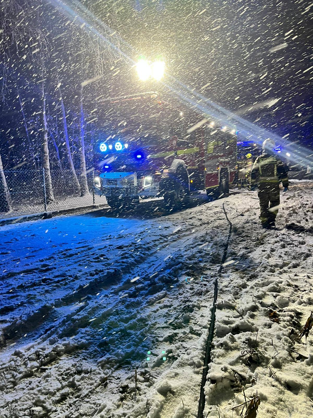 Pożar samochodu w Podborzu, auto doszczętnie spłonęło 2 - Polskie Radio Rzeszów Pożar samochodu w Podborzu, auto doszczętnie spłonęło - Polskie Radio Rzeszów