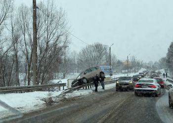 Samochód zawisł na&nbsp;barierkach w&nbsp;Boguchwale. Utrudnienia na&nbsp;drodze krajowej nr&nbsp;19
