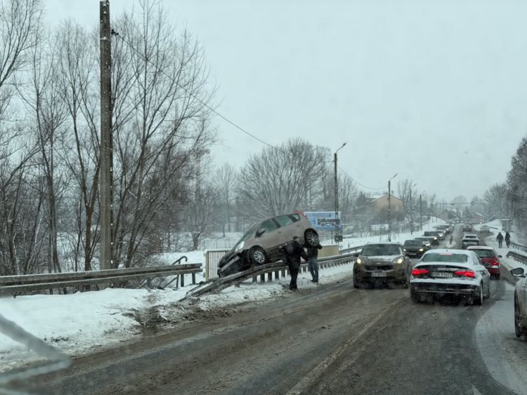Samochód zawisł na&nbsp;barierkach w&nbsp;Boguchwale. Utrudnienia na&nbsp;drodze krajowej nr&nbsp;19
