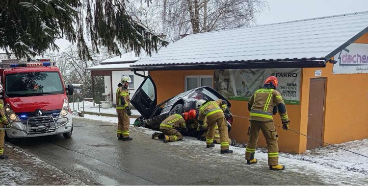 Samochód wjechał w&nbsp;budynek, autem podróżowało pięć osób