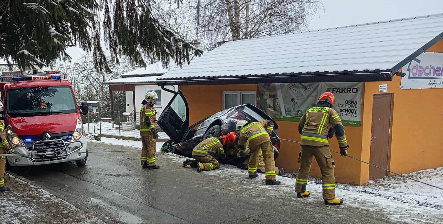 Samochód wjechał w budynek, autem podróżowało pięć osób - Polskie Radio Rzeszów