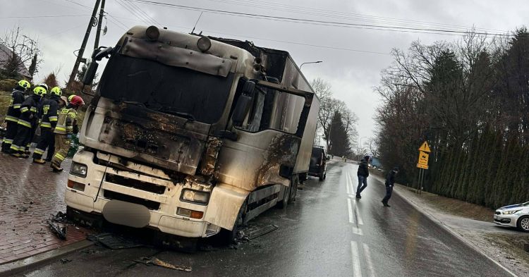 Pożar ciężarówki w&nbsp;Wielopolu Skrzyńskim, spłonęła kabina