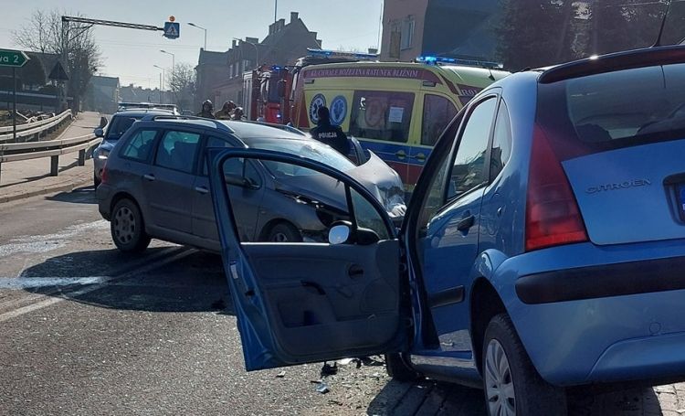 Wypadek w&nbsp;Tryńczy, dwie osoby poszkodowane