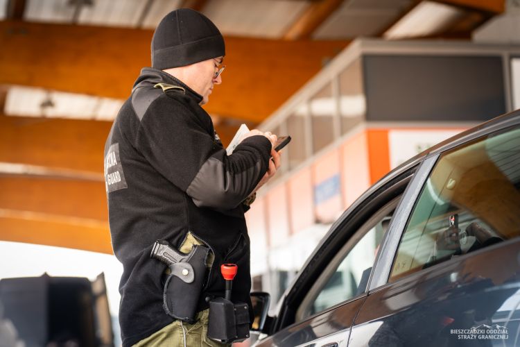 Fałszywe dokumenty i&nbsp;kierowcy bez&nbsp;uprawnień. Kontrole graniczne na&nbsp;terenie kraju