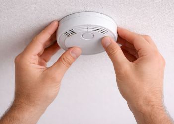 Bezpłatne czujki dla mieszkańców. Ogólnopolska akcja strażaków i&nbsp;MSWiA