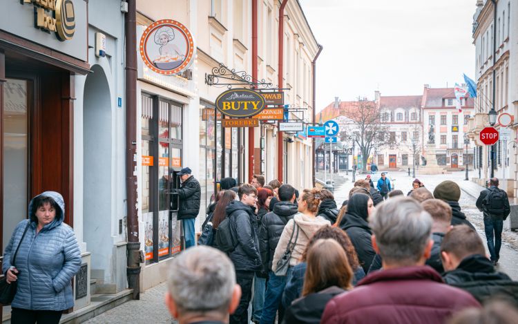 Za&nbsp;czym kolejka ta&nbsp;stoi?