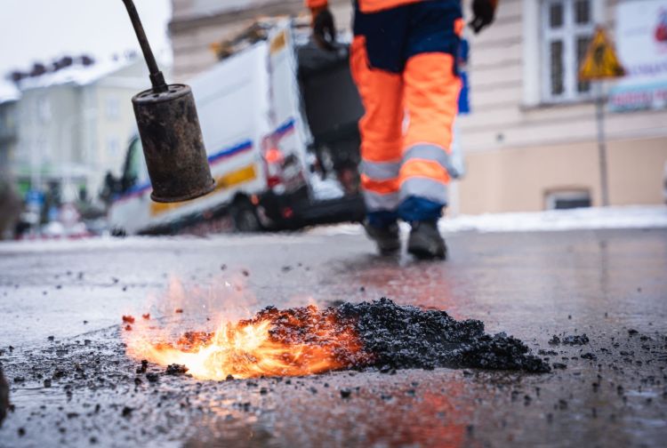 Zima się jeszcze nie skończyła, a Rzeszów już łata dziury w drogach 1 - Polskie Radio Rzeszów Zima się jeszcze nie skończyła, a Rzeszów już łata dziury w drogach