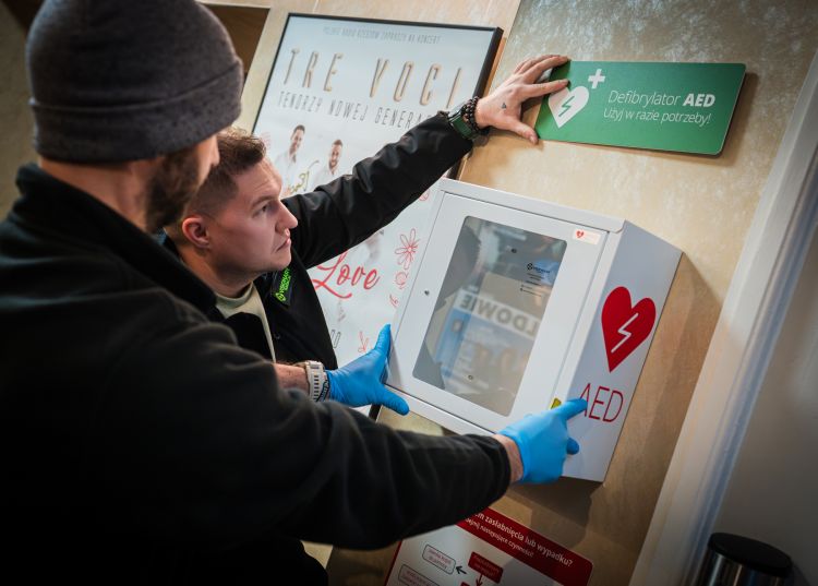 Nowoczesny defibrylator AED w&nbsp;siedzibie Polskiego Radia Rzeszów. Sprzęt dostępny dla mieszkańców