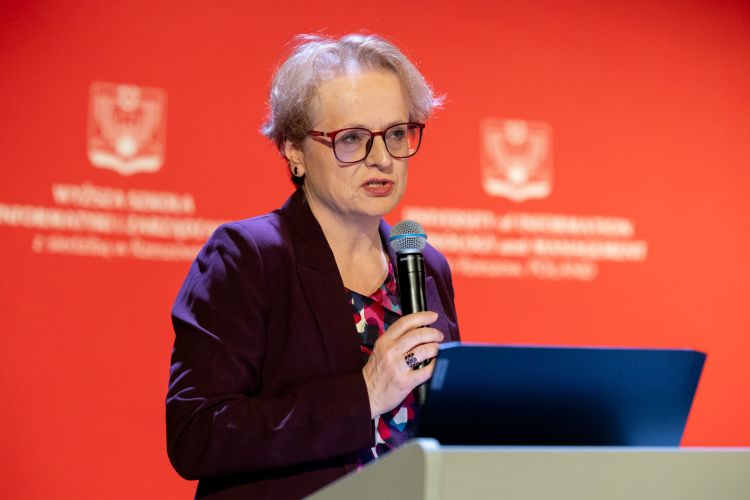Prof.&nbsp;K. Kłosińska: Polski język zachwyca bogactwem, ale&nbsp;bywa wykorzystywany do&nbsp;podziałów