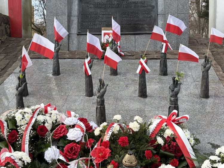 Hołd ofiarom egzekucji z&nbsp;11 lutego 1944 roku. Uroczystość przy Pomniku Poległych w&nbsp;Rzeszowie