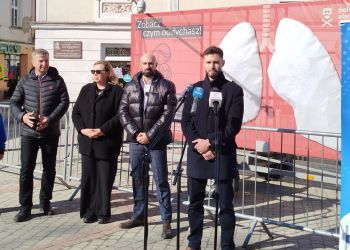 „Sztuczne Płuca” na&nbsp;małym rynku w&nbsp;Lesku. Instalacja pokazuje, czym oddychają mieszkańcy