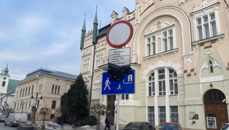 Rzeszów szykuje zmiany w ruchu w Śródmieściu. Miasto ograniczy parkowanie i wprowadzi strefę zamieszkania 1 - Polskie Radio Rzeszów Rzeszów szykuje zmiany w ruchu w Śródmieściu. Miasto ograniczy parkowanie i wprowadzi strefę zamieszkania