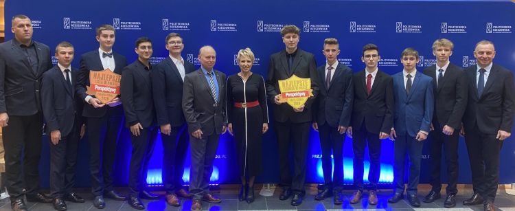 Dyplomy dla dyrektorów najlepszych liceów i&nbsp;techników rozdane