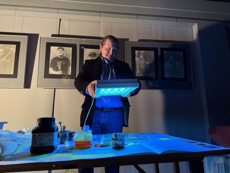 „Dwuchromianowe impresje” – wystawa fotografii Marcina Materniaka