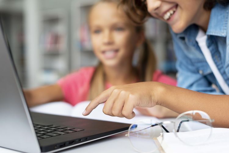 Ponad 130 nowych laptopów i&nbsp;tabletów dla szkół w&nbsp;Lubaczowie