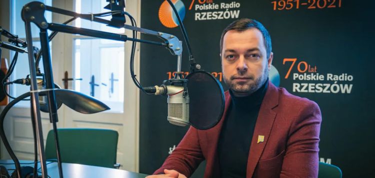 Poseł Bartosz Romowicz z Podkarpacia domaga się przeprosin od minister Pauliny Hennig-Kloski 1 - Polskie Radio Rzeszów Poseł Bartosz Romowicz z Podkarpacia domaga się przeprosin od minister Pauliny Hennig-Kloski