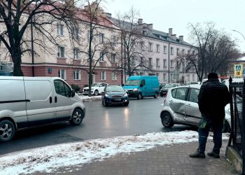 Ślisko na&nbsp;drogach regionu. Policja apeluje o&nbsp;ostrożność