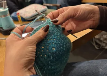 Światowy Dzień Walki z&nbsp;Depresją. Niebieskie czapki jako znak wsparcia