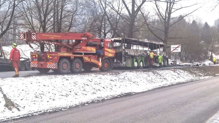 Jedna osoba zginęła w wypadku polskiego autokaru na Słowacji. Autobus stanął w ogniu 1 - Polskie Radio Rzeszów Jedna osoba zginęła w wypadku polskiego autokaru na Słowacji. Autobus stanął w ogniu