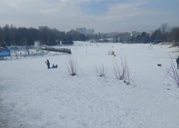 Ferie w&nbsp;Rzeszowie pod&nbsp;znakiem śniegu. Górka na&nbsp;Baranówce pełna dzieci
