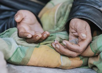 Przywędrował z&nbsp;Francji na&nbsp;nogach do…Dynowa. Policjanci pomogli mężczyźnie w&nbsp;kryzysie bezdomności