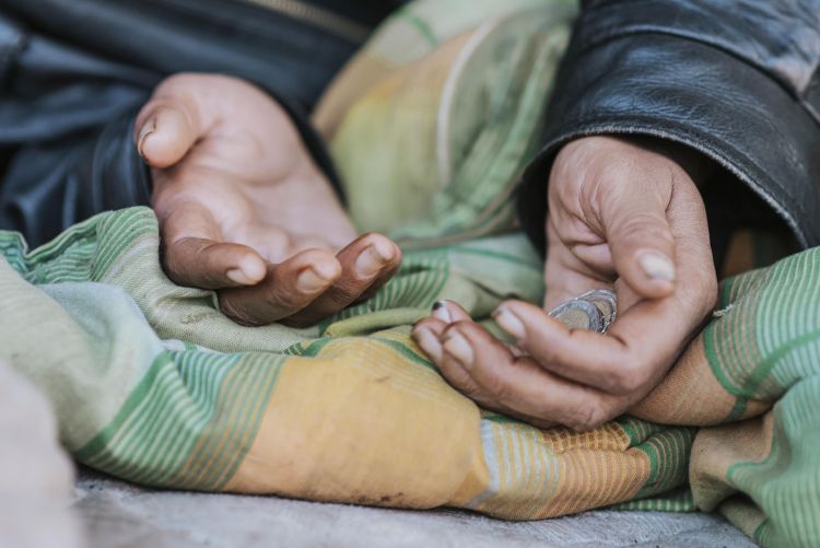 Przywędrował z&nbsp;Francji na&nbsp;nogach do…Dynowa. Policjanci pomogli mężczyźnie w&nbsp;kryzysie bezdomności