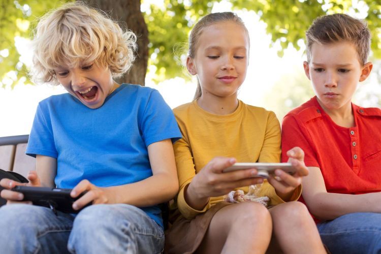 Australia zakazuje dzieciom mediów społecznościowych. Francja i&nbsp;Polska rozważają podobne kroki