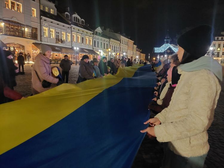 Cztery lata wojny w Ukrainie. Mieszkańcy Rzeszowa i obywatele Ukrainy spotkali się na Rynku 1 - Polskie Radio Rzeszów Cztery lata wojny w Ukrainie. Mieszkańcy Rzeszowa i obywatele Ukrainy spotkali się na Rynku